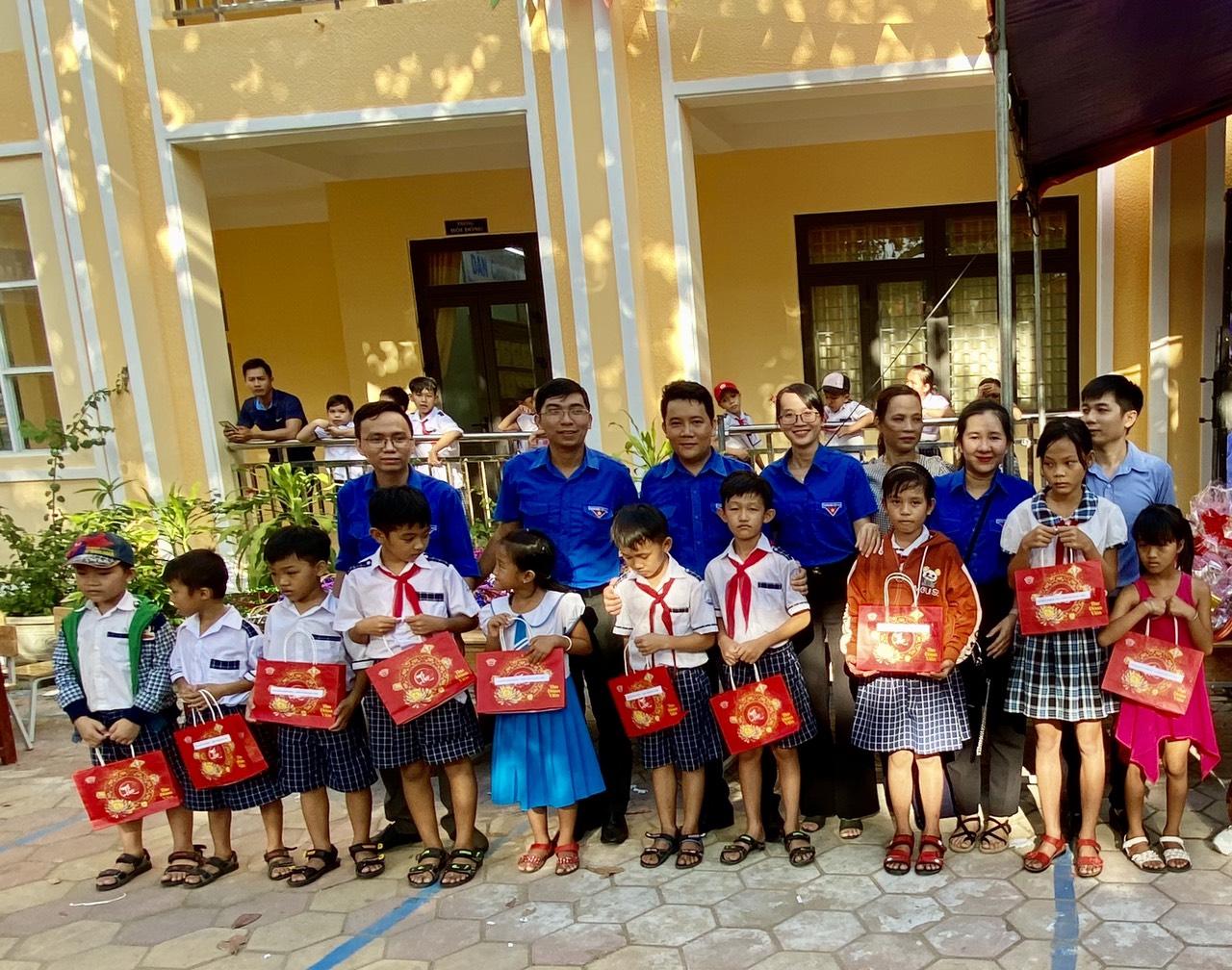 Tặng quà cho các em học sinh tại Trường Tiểu học Phổ Thuận nhân dịp tết Trung thu năm 2020