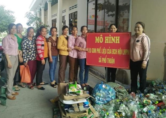 Phụ nữ Phổ Thuận trao quà cho học sinh khó khăn