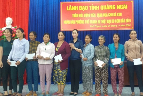 Bí thư Tỉnh ủy, Chủ tịch HĐND tỉnh Bùi Thị Quỳnh Vân thăm hỗ trợ các hộ bị thiệt hại nặng do bão số 9 gây ra ở phường Phổ Thạnh
