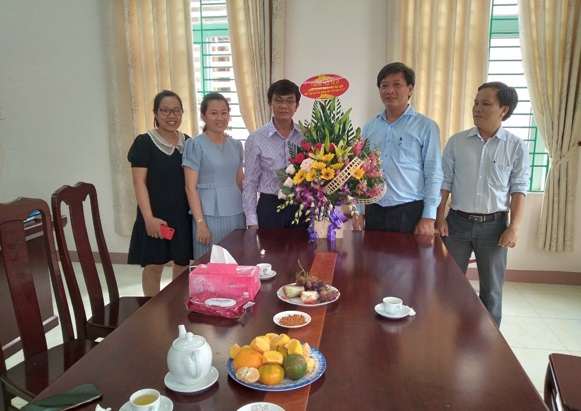Lãnh đạo thị xã thăm, chúc mừng cơ quan Ủy ban Mặt trận Tổ quốc Việt Nam thị xã Đức Phổ