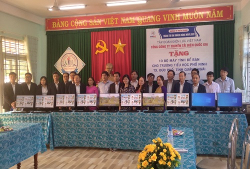 Tổng Công ty truyền tải điện quốc gia tặng máy vi tính để bàn cho các Trường: Tiểu học Phổ Ninh và Trung học cơ sở Phổ Ninh