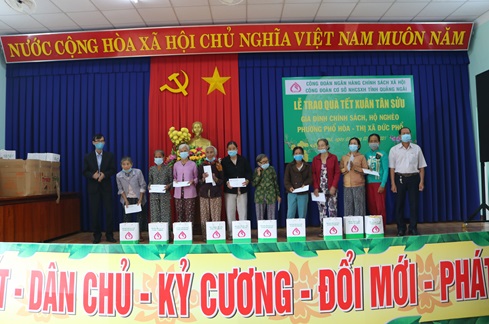 Ngân hàng Chính sách xã hội tỉnh Quảng Ngãi trao tặng 50 suất quà tết cho hộ khó khăn phường Phổ Hòa