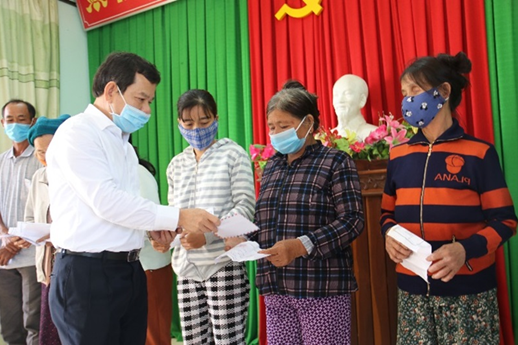 Chủ tịch UBND tỉnh thăm, tặng quà tết cho hộ nghèo xã Phổ An
