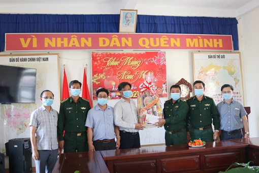 Bí thư Thị ủy Đức Phổ thăm, chúc Tết Đồn Biên phòng Sa Huỳnh và TDP Đồng Vân