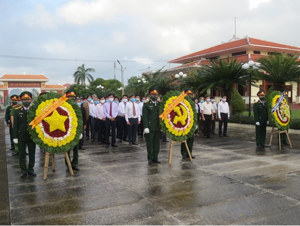 Dâng hoa và thắp hương tưởng niệm các anh hùng liệt sĩ