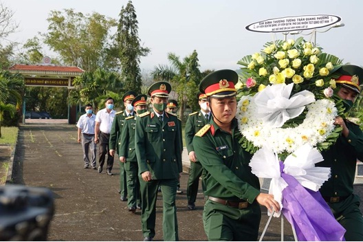Thượng tướng Trần Quang Phương dâng hương tưởng niệm các Anh hùng liệt sĩ tại Nghĩa trang liệt sĩ phường Phổ Vinh
