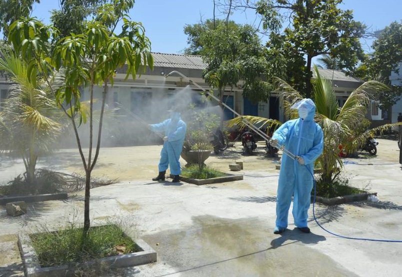Tổ chức phun thuốc khử khuẩn, tiêu độc tại phường Phổ Thạnh và xã Phổ Châu