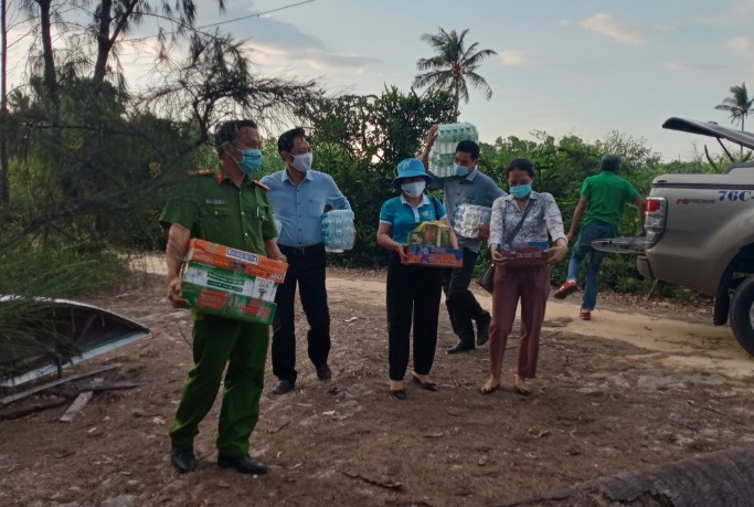 Chủ tịch UBND thị xã Vũ Minh Tâm thăm, động viên các chốt chặn và vận chuyển hàng hỗ trợ cho xã Phổ Châu