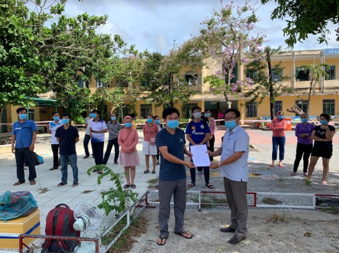 Phường Nguyễn Nghiêm trao giấy hoàn thành cách ly y tế tập trung cho 26 công dân
