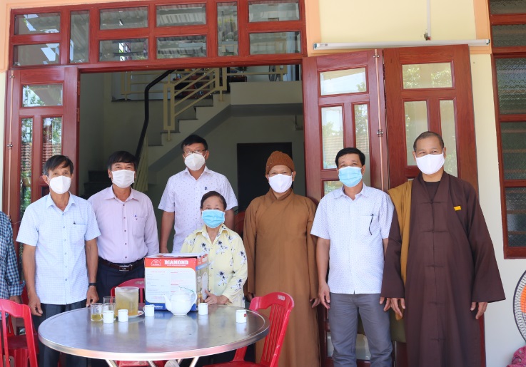 Ban Trị sự Giáo hội Phật giáo Việt Nam thị xã và phường Nguyễn Nghiêm bàn giao nhà tình thương cho hộ khó khăn về nhà ở