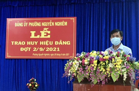 Đảng ủy phường Nguyễn Nghiêm tổ chức trao Huy hiệu Đảng đợt 02/9/2021