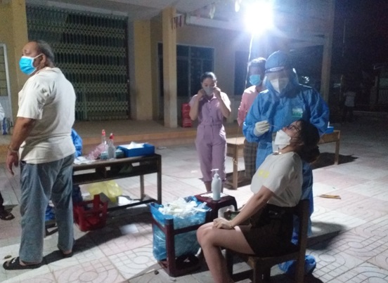 Nhân viên y tế xuyên đêm lấy mẫu xét nghiệm cho người dân tại TDP Thạnh Đức 2