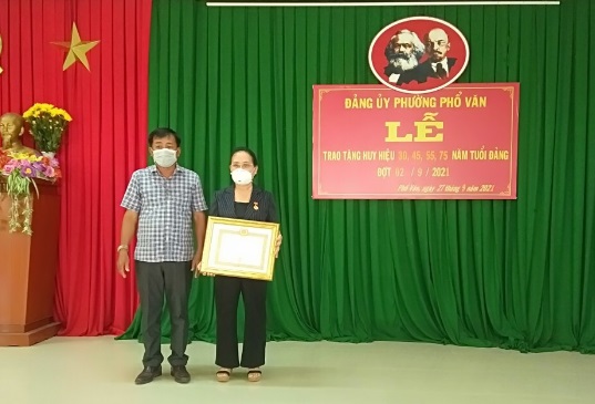 Phổ Văn: Trao tặng huy hiệu Đảng cho đảng viên đợt 2/9