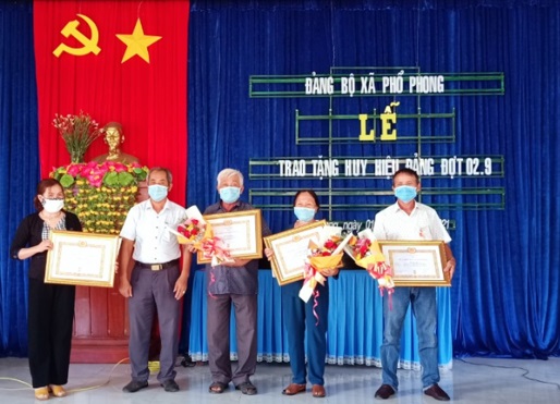 Đảng uỷ xã Phổ Phong tổ chức Lễ trao tặng huy hiệu đảng và sơ kết 9 tháng đầu năm 2021