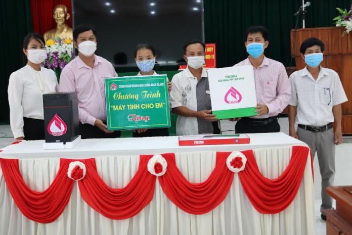 Trao tặng máy tính cho học sinh thuộc diện hộ nghèo tại xã Phổ Khánh