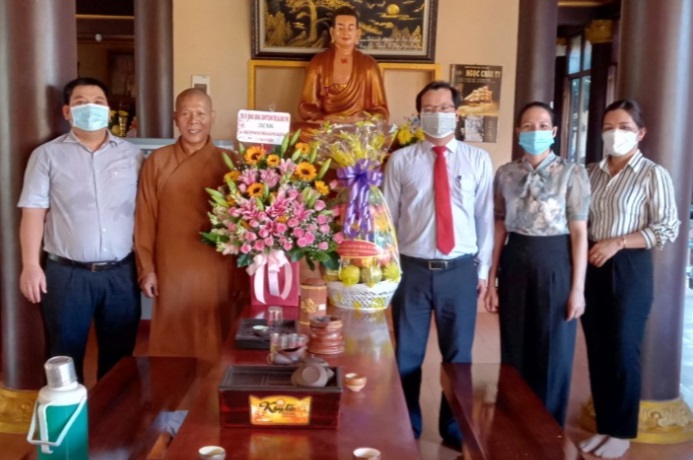 Lãnh đạo thị xã Đức Phổ thăm, chúc mừng nhân kỷ niệm 40 năm Ngày thành lập Giáo hội Phật giáo Việt Nam