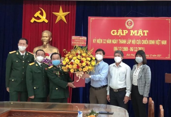 Lãnh đạo thị xã Đức Phổ thăm, chúc mừng Hội Cựu chiến binh thị xã nhân kỷ niệm 32 năm Ngày thành lập Hội Cựu chiến binh Việt Nam