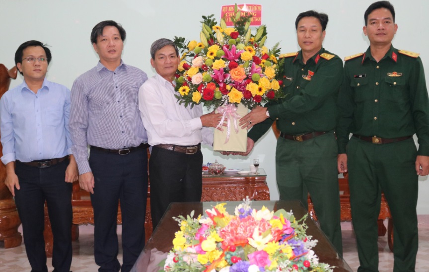 Thị xã Đức Phổ thăm chúc mừng các đơn vị lực lượng vũ trang nhân ngày Quân đội Nhân dân Việt Nam