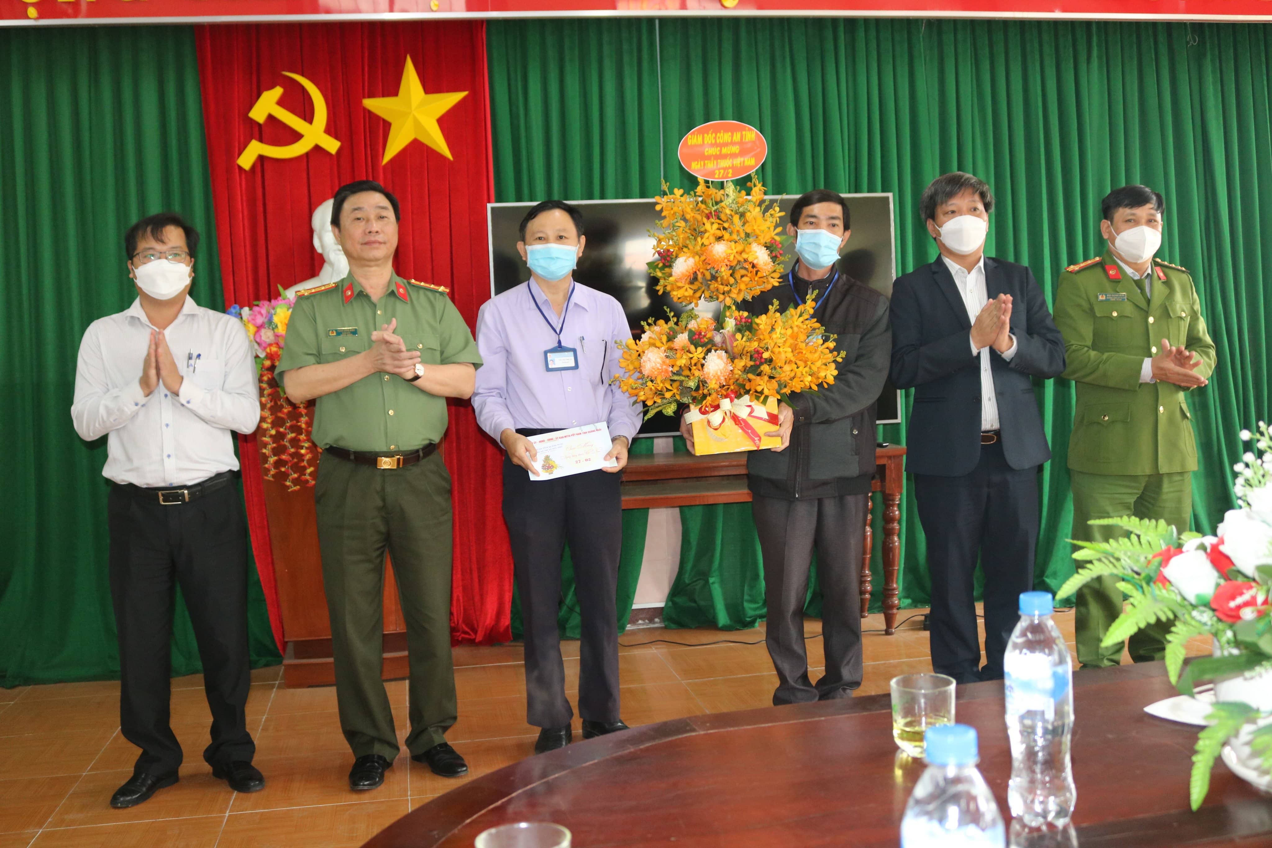 Giám đốc Công an tỉnh thăm, chúc mừng Ngày Thầy thuốc Việt Nam tại thị xã Đức Phổ