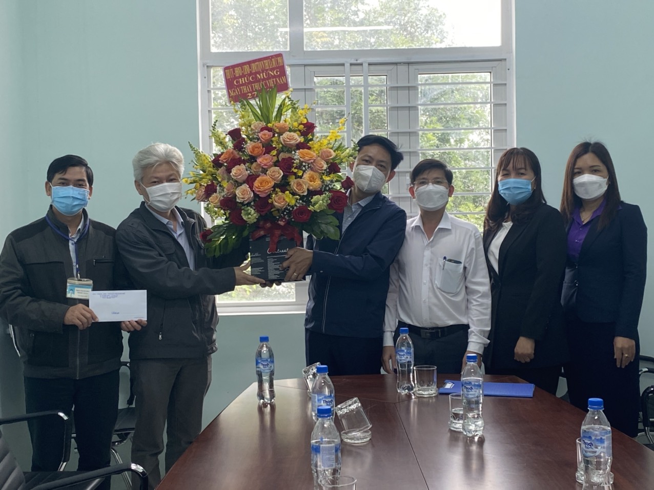 Thị xã Đức Phổ thăm, chúc mừng các đơn vị y tế nhân Ngày Thầy thuốc Việt Nam