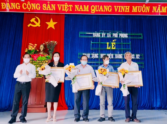 Đảng ủy xã Phổ Phong tổ chức trao tặng Huy hiệu Đảng cho 04 đảng viên