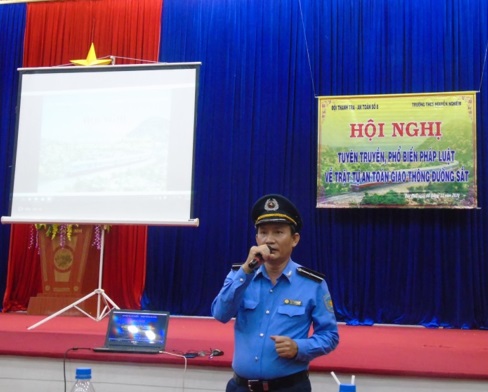 Tuyên truyền, phổ biến pháp luật về trật tự, an toàn giao thông đường sắt cho Trường THCS Nguyễn Nghiêm