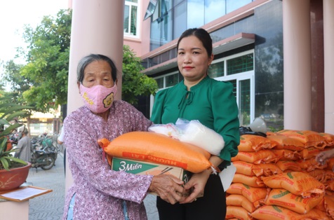 Ủy ban MTTQ Việt Nam thị xã Đức Phổ trao tặng 130 suất quà cho hộ khó khăn