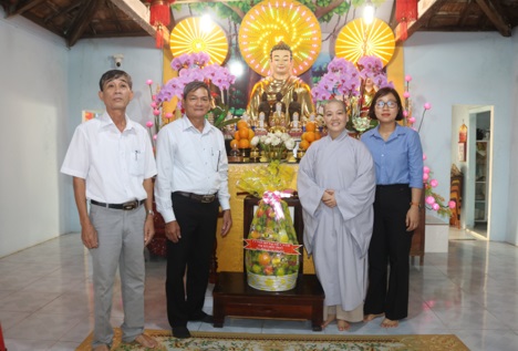 Ủy ban MTTQ Việt Nam thị xã thăm các cơ sở Phật giáo nhân Lễ Vu Lan báo hiếu