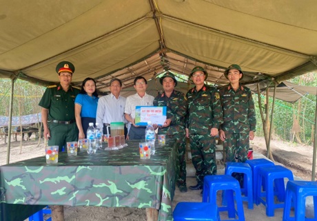 Lãnh đạo thị xã Đức Phổ thăm, tặng quà lực lượng phục vụ diễn tập KVPT tỉnh Quảng Ngãi năm 2022