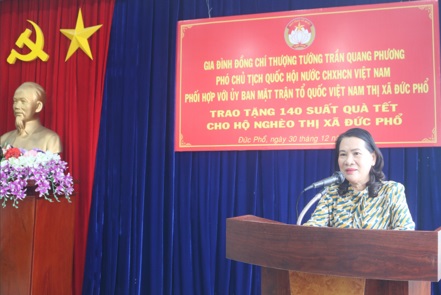 Gia đình Thượng tướng Trần Quang Phương trao tặng 140 suất quà tết cho các hộ nghèo của thị xã Đức Phổ
