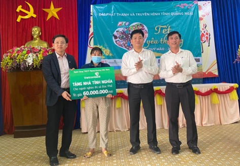 Ngân hàng Vietcombank chi nhánh Quảng Ngãi trao quà tết cho người nghèo trên địa bàn Phường Nguyễn Nghiêm