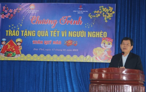 Chủ tịch UBND tỉnh Đặng Văn Minh trao tặng 350 suất quà tết cho hộ nghèo xã Phổ An và Phổ Phong, thị xã Đức Phổ