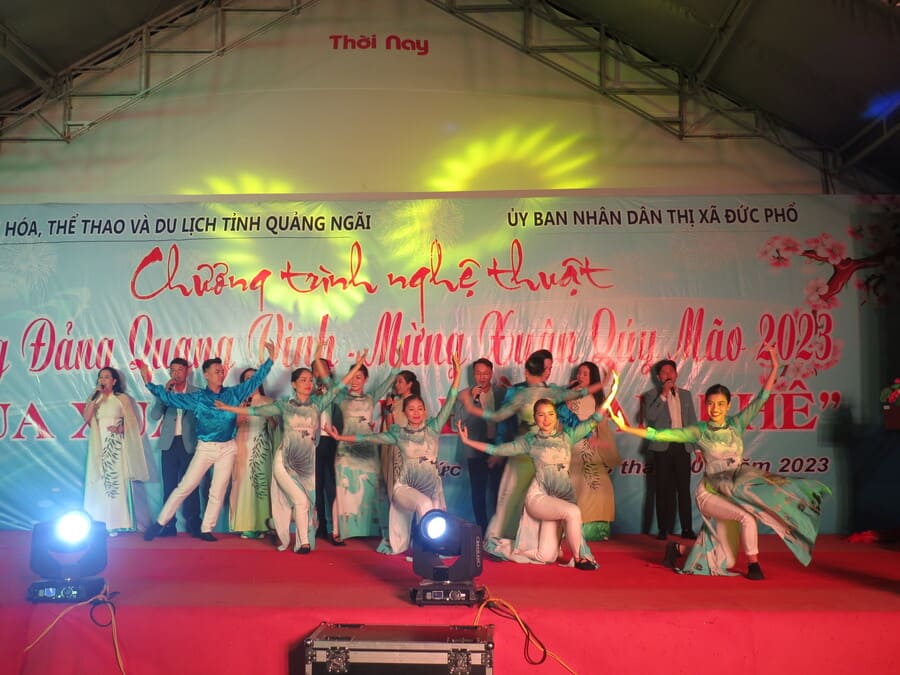 UBND thị xã phối hợp tổ chức đêm văn nghệ Mùa xuân trên đầm An Khê