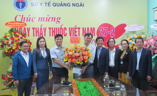 Thị xã Đức Phổ thăm, chúc mừng các cơ sở y tế nhân Ngày Thầy thuốc Việt Nam