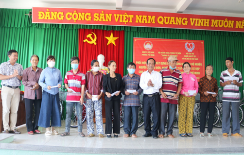 Mặt trận phường Phổ Minh phối hợp tổ chức hỗ trợ xây dựng nhà ở và trao quà cho hộ nghèo, học sinh khó khăn