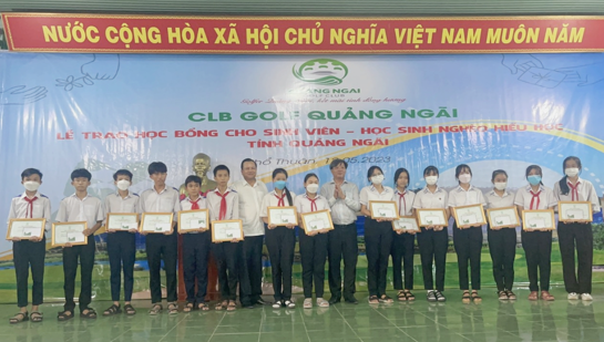 Trao tặng 45 suất học bổng cho học sinh nghèo hiếu học của Phổ Thuận và Phổ Quang
