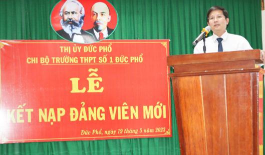 Trường THPT số 1 Đức Phổ kết nạp 02 học sinh ưu tú vào Đảng Cộng sản Việt Nam