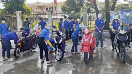 Đoàn Thanh niên phường Phổ Văn phối hợp tổ chức rửa xe gây quỹ hỗ trợ trẻ em nghèo, khuyết tật