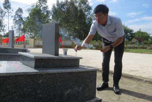 Chủ tịch UBND thị xã dâng hương tại nghĩa trang liệt sĩ các địa phương