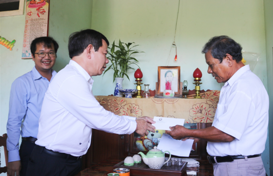 Chủ tịch UBND tỉnh Đặng Văn Minh thăm, tặng quà gia đình chính sách tiêu biểu tại thị xã Đức Phổ