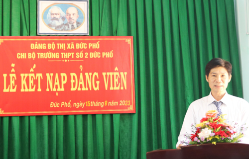 Chi bộ Trường THPT số 2 Đức Phổ kết nạp 03 học sinh ưu tú vào Đảng Cộng sản Việt Nam