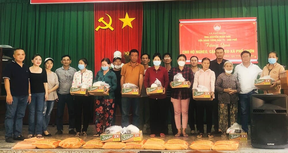 Ủy ban MTTQ Việt Nam thị xã Đức Phổ phối hợp trao tặng quà cho hộ nghèo