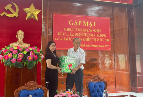 Câu lạc bộ Đào Du, huyện Trà Bồng thăm, trao đổi kinh nghiệm với Câu lạc bộ Nguyễn Nghiêm, thị xã Đức Phổ