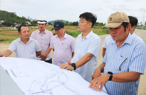 Chủ tịch UBND thị xã kiểm tra tiến độ thi công một số dự án trên địa bàn