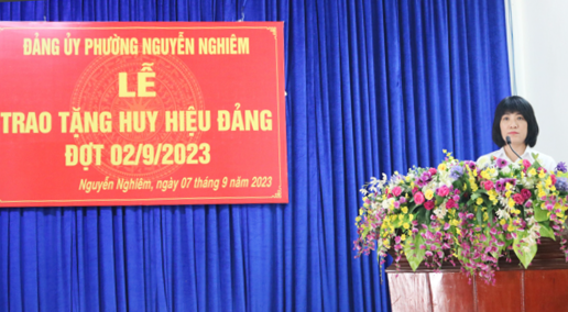 Bí thư Thị ủy Đức Phổ dự và trao Huy hiệu Đảng tại Phường Nguyễn Nghiêm