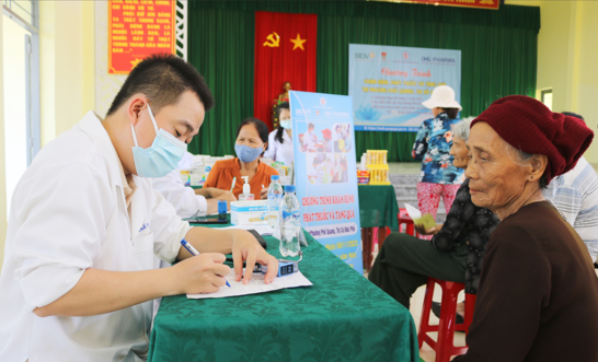Bệnh viện Đa khoa tỉnh khám bệnh, cấp phát thuốc cho hộ nghèo phường Phổ Quang