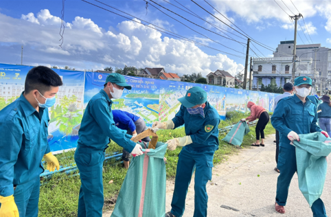 Ra quân thu gom rác thải, bảo vệ môi trường biển khu vực cảng Mỹ Á