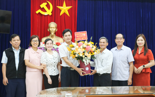 Thường trực Thị ủy, HĐND, UBND thị xã Đức Phổ thăm, chúc mừng kỷ niệm 93 năm ngày thành lập Mặt trận Dân tộc thống nhất Việt Nam