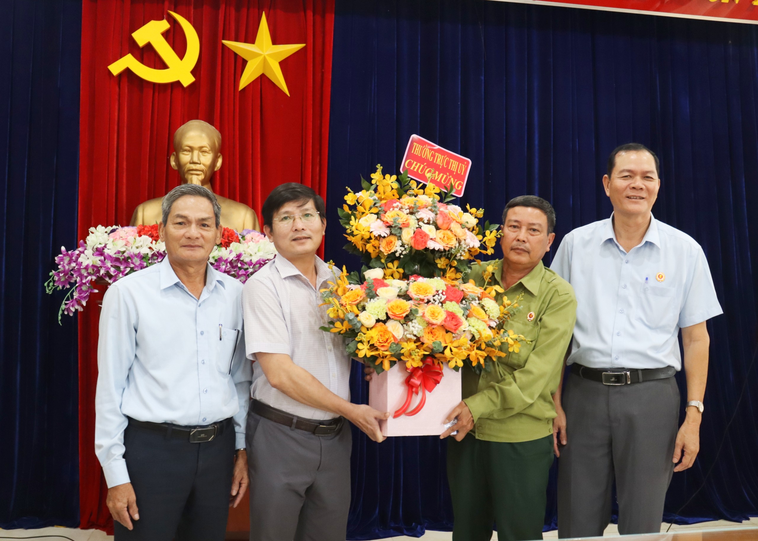 Thị ủy Đức Phổ thăm, chúc mừng Hội Cựu chiến binh thị xã nhân kỷ niệm 34 năm Ngày thành lập Hội Cựu chiến binh Việt Nam