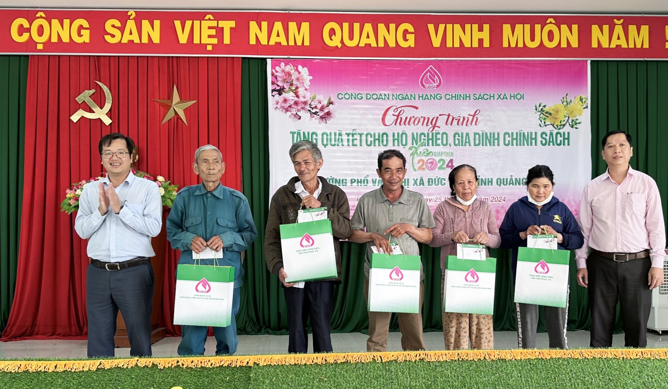 Công đoàn Ngân hàng Chính sách xã hội thị xã Đức Phổ trao quà tết cho hộ nghèo phường Phổ Văn